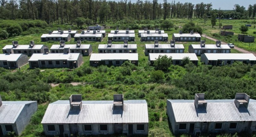 RADIOKTUBRE INFO……..  La motosierra en la Secretaría de Habitat: cierre, obras paralizadas, eliminación de programas de vivienda y despidos  …… Por Simòn Suarez