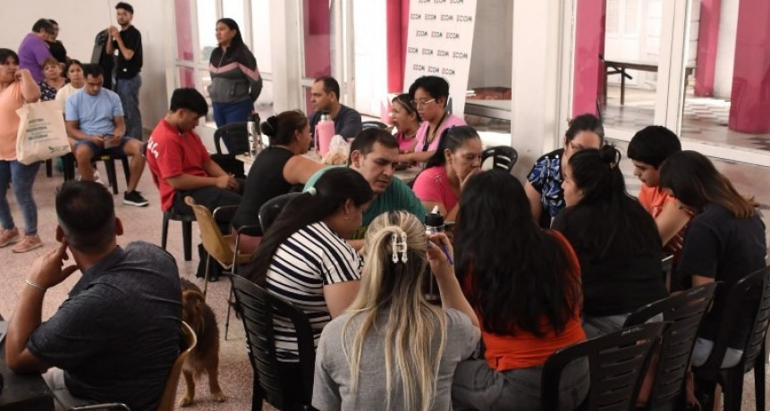 RADIOKTUBRE INFO…….. Gran concurrencia de vecinos de Resistencia para inscribirse al subsidio nacional a la energía y al Descuento Verano   …… Por Simòn Suarez