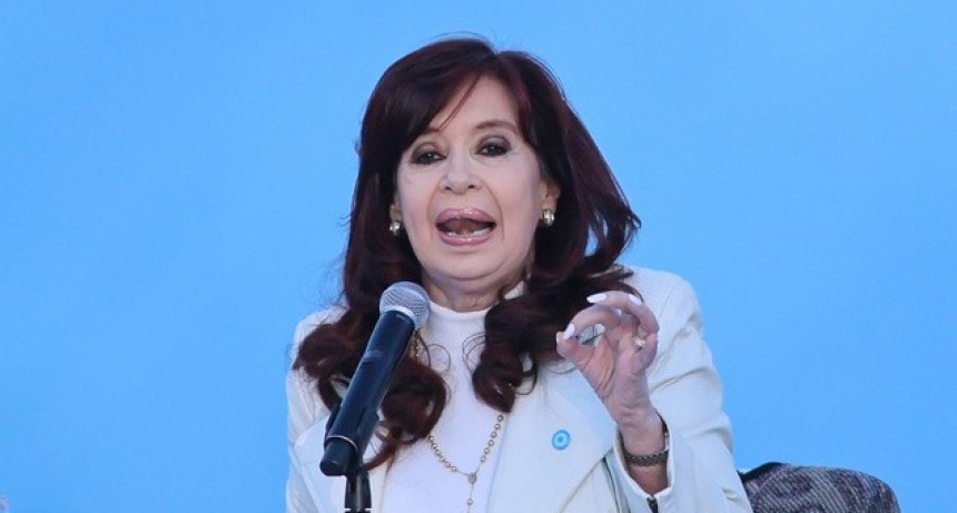 RADIOKTUBRE INFO……..  Cristina Kirchner le apuntó a Milei: de 