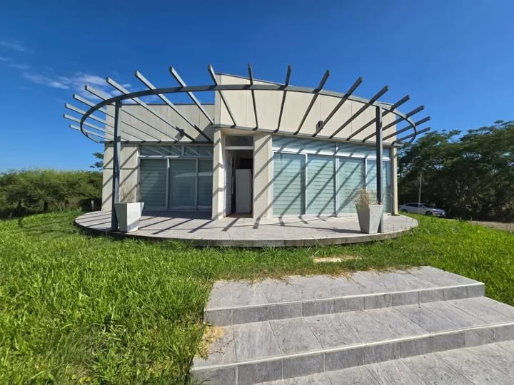 - RADIOKTUBRE INFO…….. La casa giratoria que se convirtió en un atractivo turístico   …… Por Simòn Suarez.