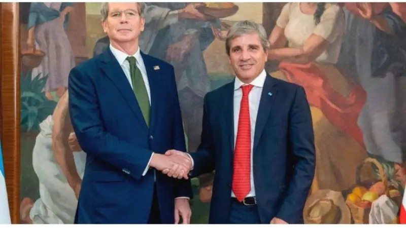 - RADIOKTUBRE INFO……..  Argentina le pidió USD800 millones a Estados Unidos para pagarle al FMI este lunes  …… Por Simòn Suarez.