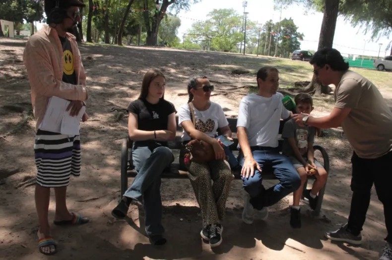 - RADIOKTUBRE INFO……..  Entre sombra, mate y sonrisas: así vivieron los resistencianos un nuevo aniversario  …… Por Simòn Suarez.