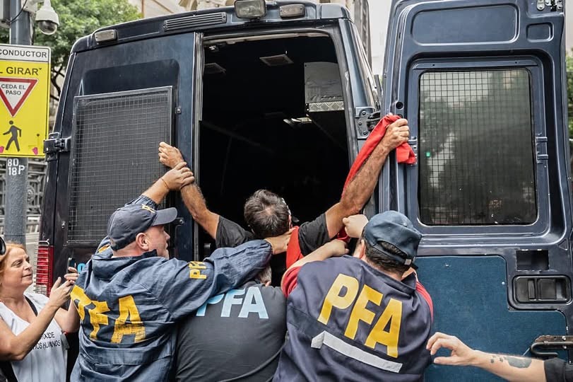 - RADIOKTUBRE INFO……..  PALOS, HERIDOS Y MAS REPRESIÓN  …… Por Simòn Suarez.