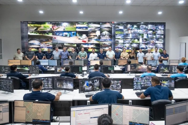 - RADIOKTUBRE INFO……..  Para prevenir robos, autoridades de la Cámara de Comercio se reunieron con el ministro de Seguridad    …… Por Simòn Suarez.