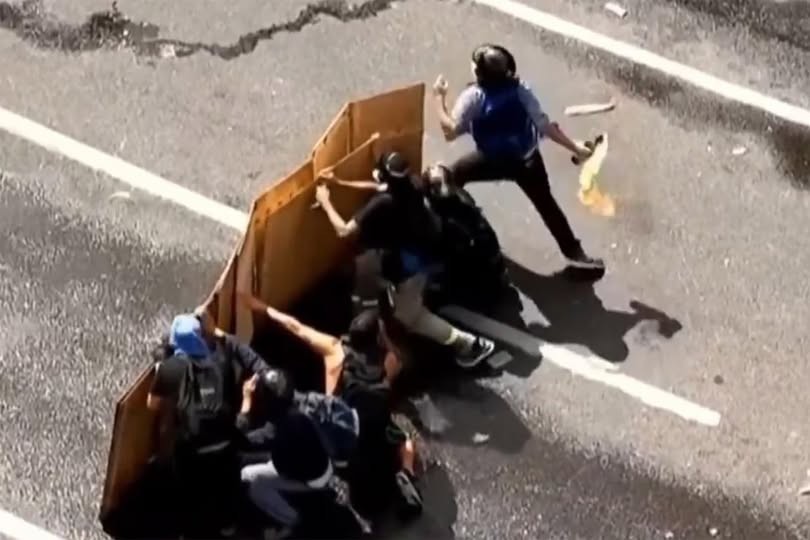- RADIOKTUBRE INFO……..  LA OPERACION MOLOTOV: La trama detrás de la represión policial en la plaza Congreso  …… Por Simòn Suarez.