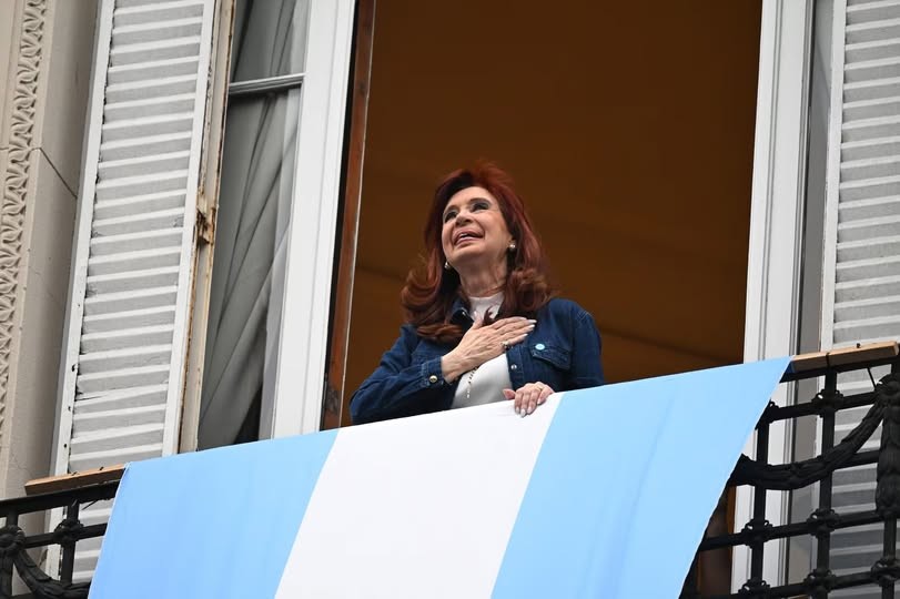 - RADIOKTUBRE INFO……..  RESTITUCIÓN DE UN DERECHOA CFK  …… Por Simòn Suarez.