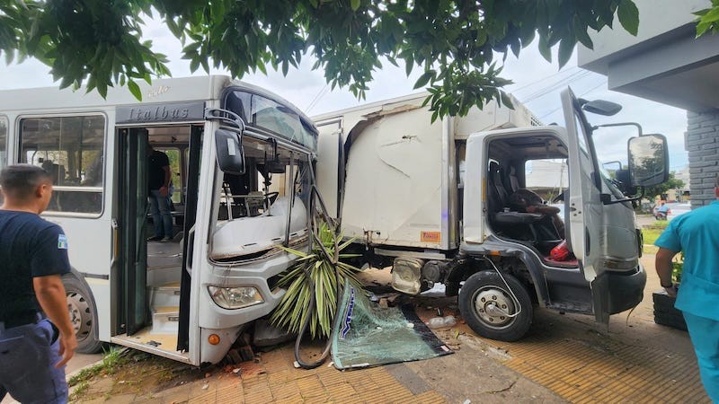 - RADIOKTUBRE INFO……..  SIETE HERIDOS EN UN CHOQUE DE CAMIÓN Y UN COLECTIVO  …… Por Simòn Suarez.