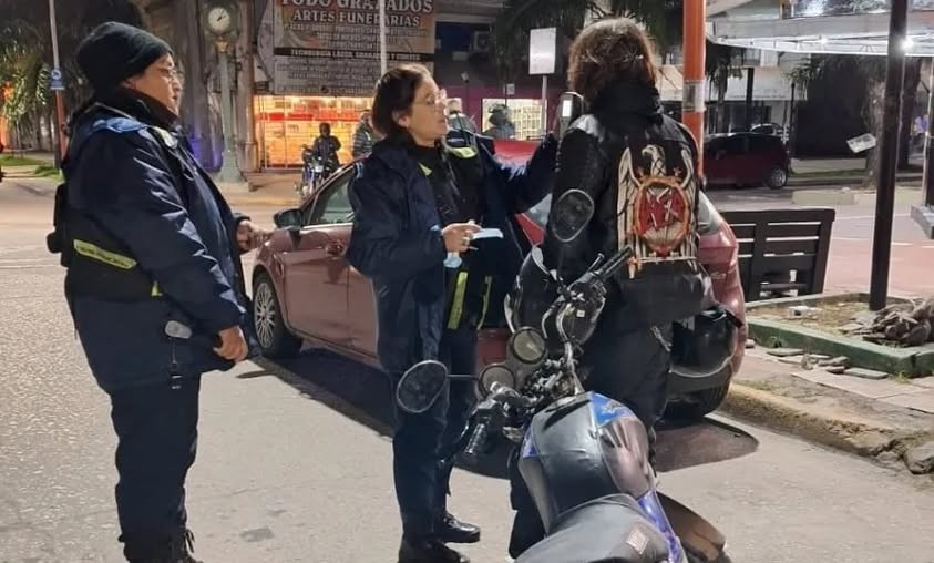 - RADIOKTUBRE INFO……..   Demoraron a una motociclista que manejaba en estado de ebriedad …… Por Simòn Suarez.