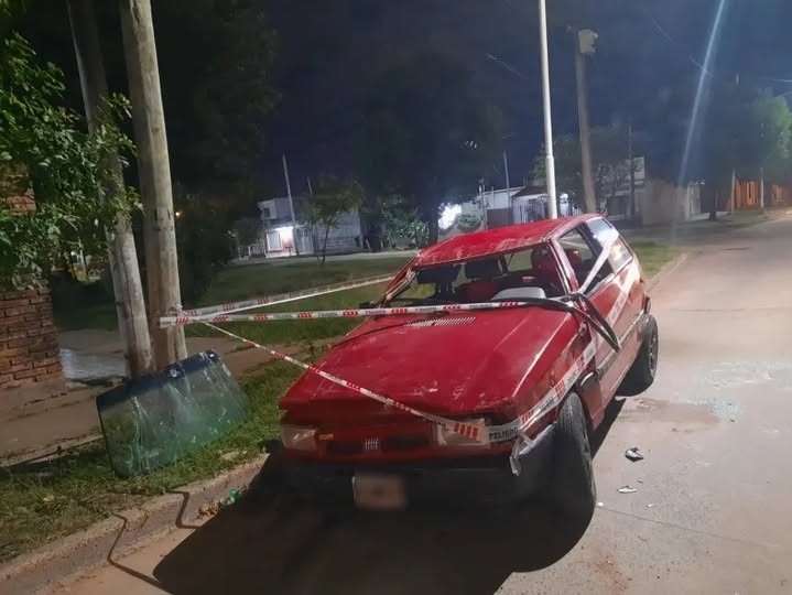 - RADIOKTUBRE INFO……..  Perdió el control, chocó contra un poste y volcó: el conductor fue hospitalizado en Sáenz Peña  …… Por Simòn Suarez.