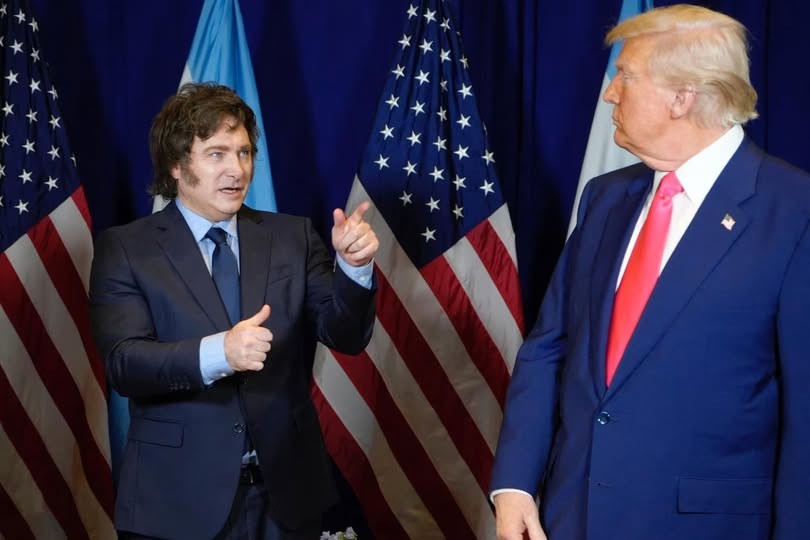 - RADIOKTUBRE INFO……..  A LAS ÓRDENES DE TRUM:   Milei viaja a Estados Unidos por decimocuarta vez …… Por Simòn Suarez.