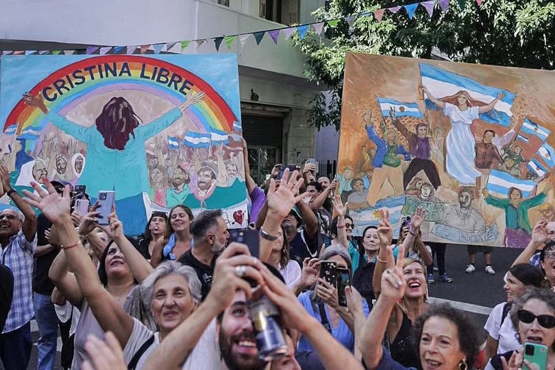 - RADIOKTUBRE INFO…….. Artistas plásticos se sumaron a la campaña “Cristina Libre” …… Por Simòn Suarez.