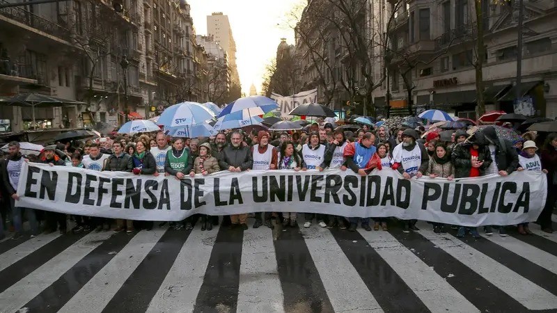 - RADIOKTUBRE INFO…….. UNIVERSIDADES RECHAZAN LA NUEVA LEY DE FINANCIAMIENTO QUE IMPULSA EL GOBIERNO   …… Por Simòn Suarez.