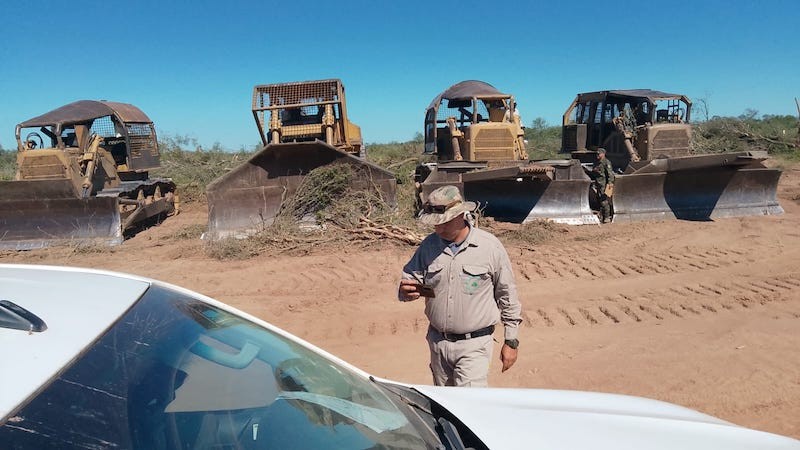 - RADIOKTUBRE INFO……..  Secuestraron cuatro topadoras tras constatar el desmonte de 300 hectáreas  …… Por Simòn Suarez.