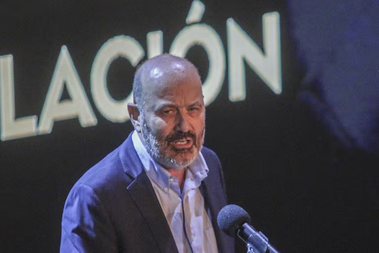 - RADIOKTUBRE INFO……..  Sturzenegger, acosado por denuncias judiciales y cuestionamientos internos de la Rosada  …… Por Simòn Suarez.