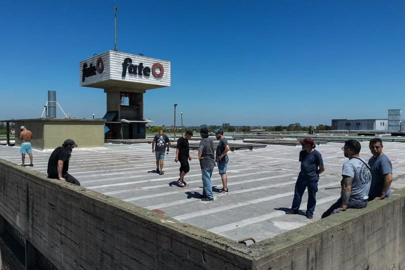 - RADIOKTUBRE INFO…….. Los Milei continúan ocupando el espacio vacío   …… Por Simòn Suarez.