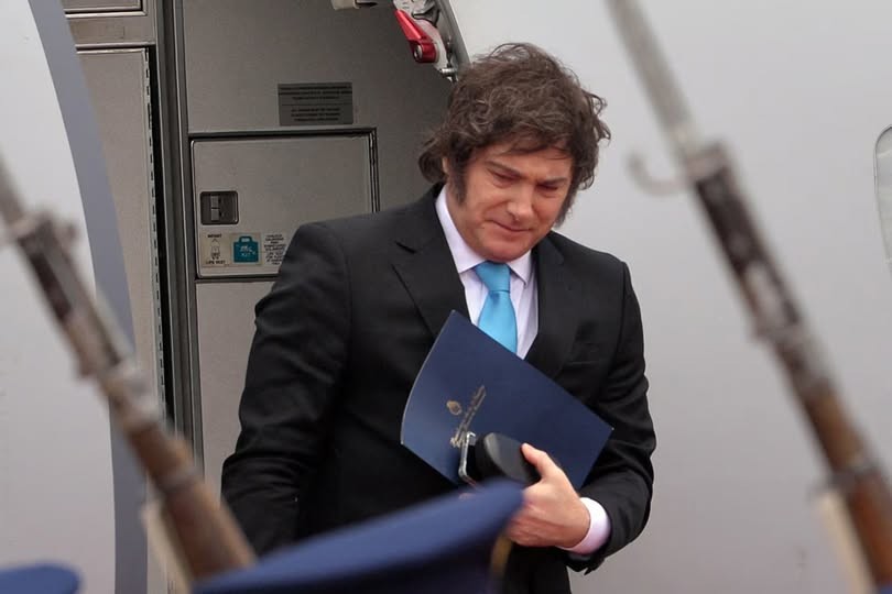 - RADIOKTUBRE INFO……..   Sigue el show de Milei por las provincias …… Por Simòn Suarez.