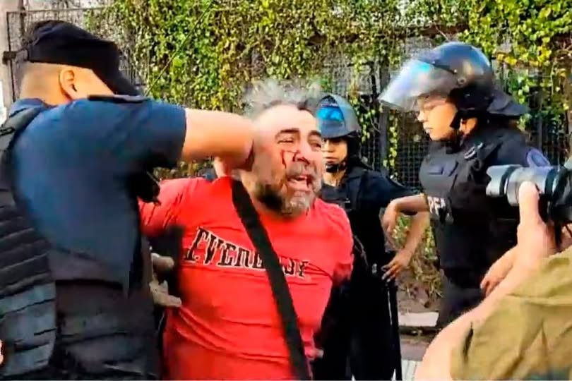 - RADIOKTUBRE INFO……..  Bullrich, entre las excusas y las justificaciones por la brutalidad policial contra un camarógrafo  …… Por Simòn Suarez.