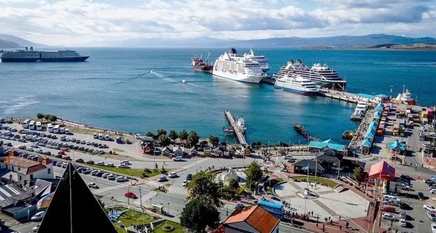 - RADIOKTUBRE INFO……..  Milei pone en riesgo la seguridad nacional con la intervención del Puerto de Ushuaia  …… Por Simòn Suarez.