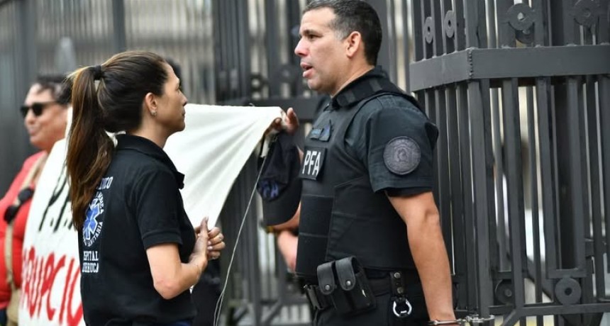 - RADIOKTUBRE INFO…….. Corrupción, salarios de miseria y protesta policial   …… Por Simòn Suarez.