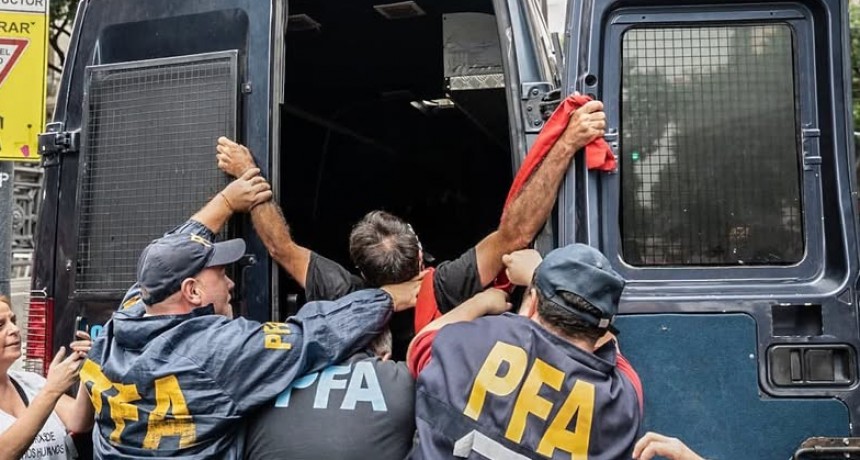 - RADIOKTUBRE INFO……..  PALOS, HERIDOS Y MAS REPRESIÓN  …… Por Simòn Suarez.