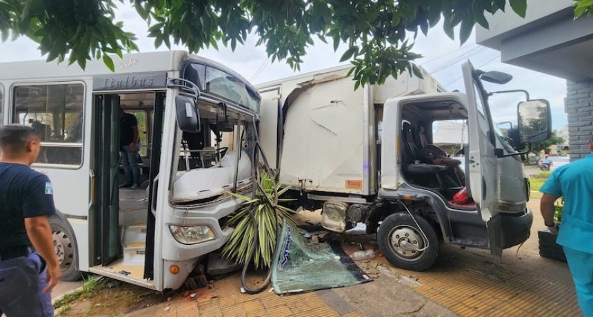 - RADIOKTUBRE INFO……..  SIETE HERIDOS EN UN CHOQUE DE CAMIÓN Y UN COLECTIVO  …… Por Simòn Suarez.