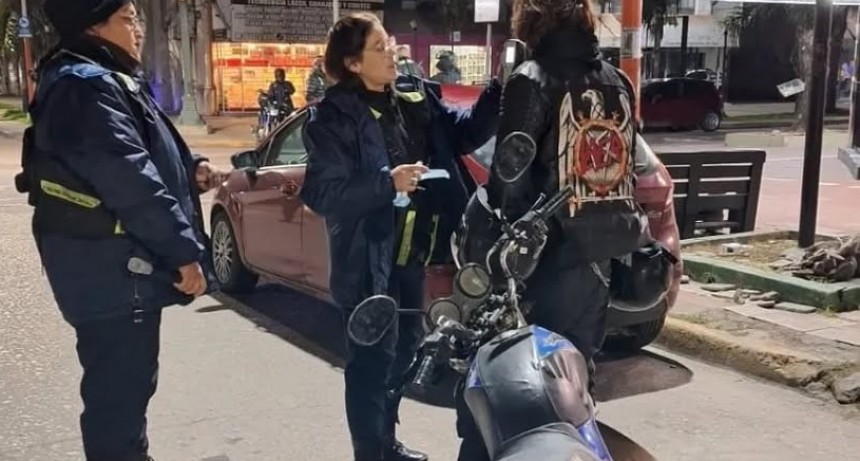 - RADIOKTUBRE INFO……..   Demoraron a una motociclista que manejaba en estado de ebriedad …… Por Simòn Suarez.