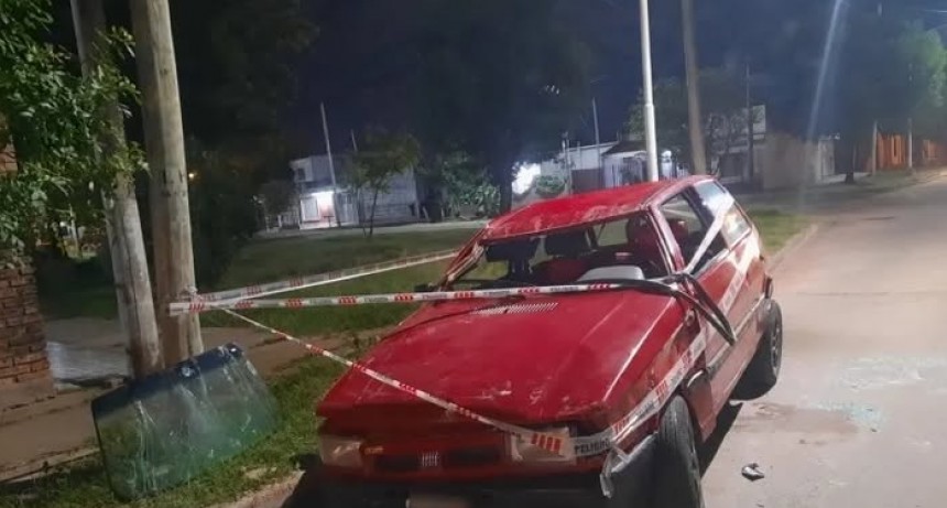 - RADIOKTUBRE INFO……..  Perdió el control, chocó contra un poste y volcó: el conductor fue hospitalizado en Sáenz Peña  …… Por Simòn Suarez.