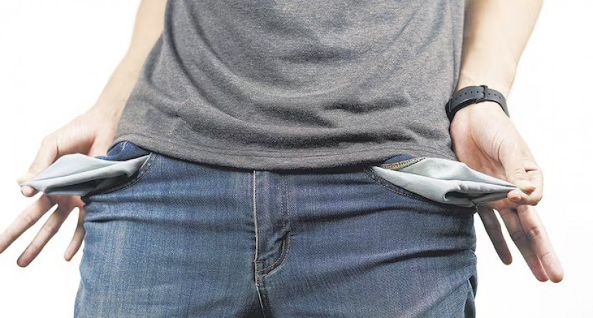 - RADIOKTUBRE INFO…….. MILEI:  la recesión y la máquina de destruir salarios  …… Por Simòn Suarez.