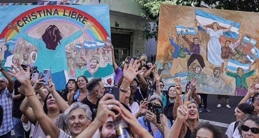 - RADIOKTUBRE INFO……..  Artistas plásticos se sumaron a la campaña “Cristina Libre”  …… Por Simòn Suarez.