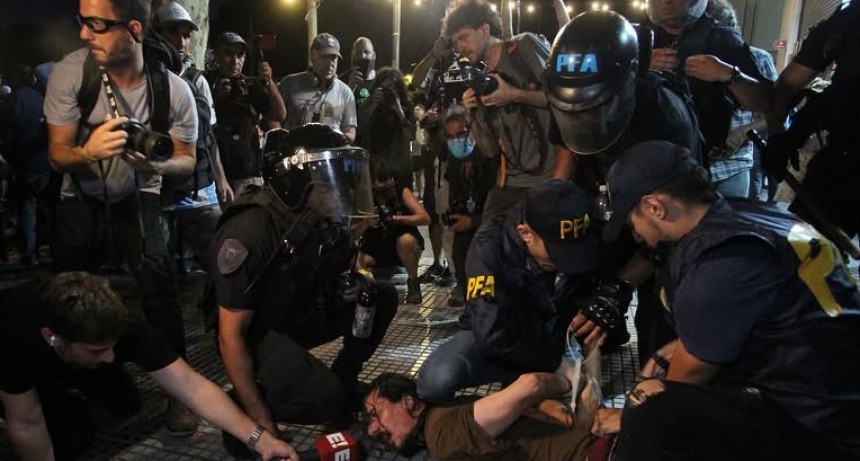 - RADIOKTUBRE INFO……..  Corresponsales extranjeros alertan que el Gobierno busca desligarse de la seguridad de los periodistas  …… Por Simòn Suarez.