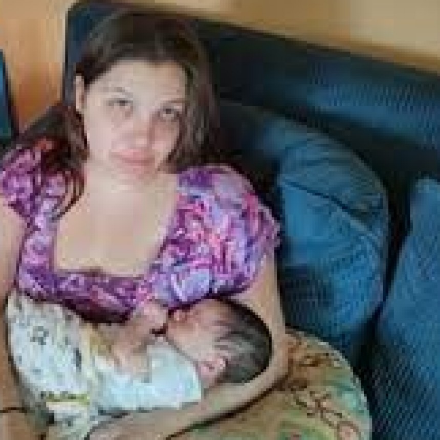 RADIOKTUBRE INFO...Emotivo gesto de una madre: amamantó a un bebé que dejaron en la puerta de su casa