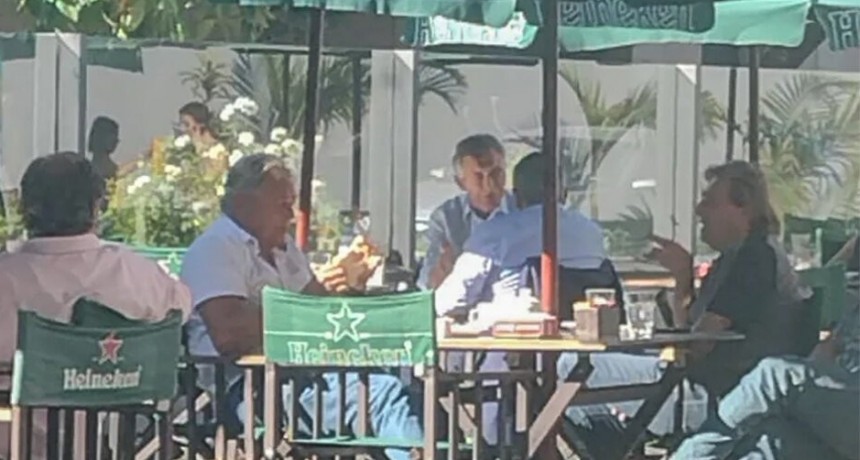 RADIOKTUBRE INFO..-  Diferencias por el FMI: Macri y Morales intentaron comer la hamburguesa de la paz pero no lo consiguieron -Por Simón Suarez..Ver mas..	