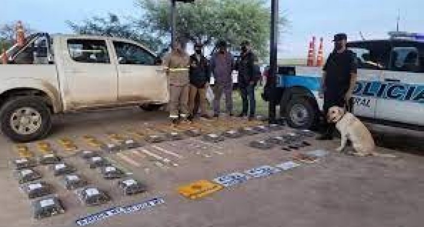 RADIOKTUBRE INFO..- Desarticulan banda narco: hay siete personas detenidas  -Por Simón Suarez..Ver mas..	