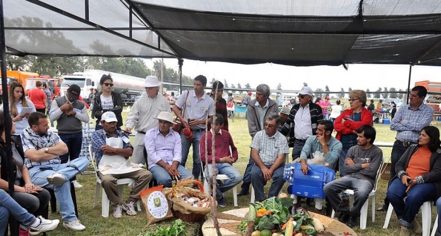 RADIOKTUBRE INFO..-  EXPO FERIA ECONOMÍA POPULAR EN SANTA SYLVINA-CHACO- -Por Simón Suarez..Ver mas..	