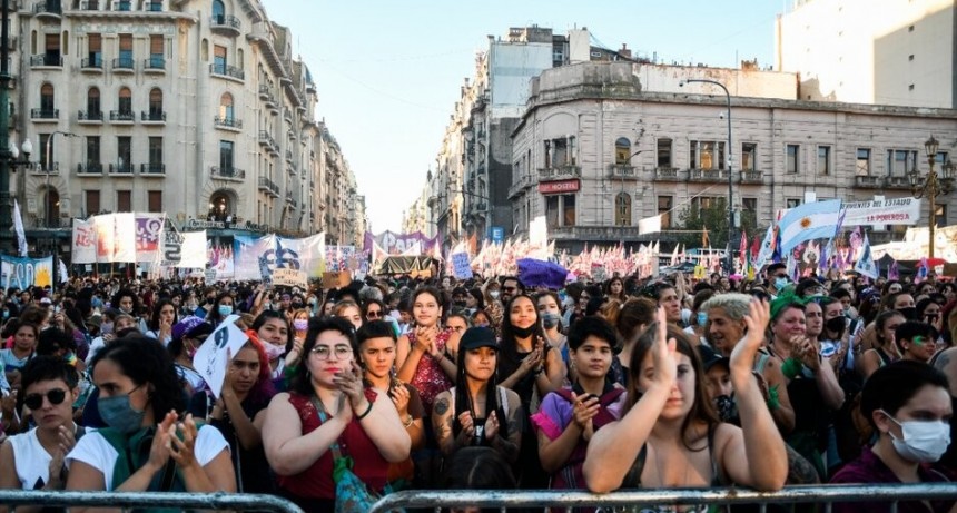 RADIOKTUBRE INFO..-  Miles de mujeres y disidencias reclamaron ante el Congreso con la consigna 