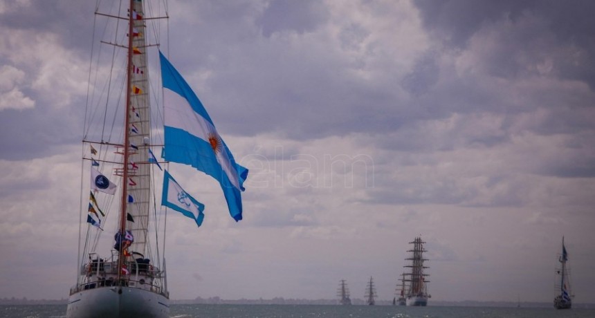 RADIOKTUBRE INFO..- La fragata Libertad encabezó un desfile náutico latinoamericano  -Por Simón Suarez..Ver mas..