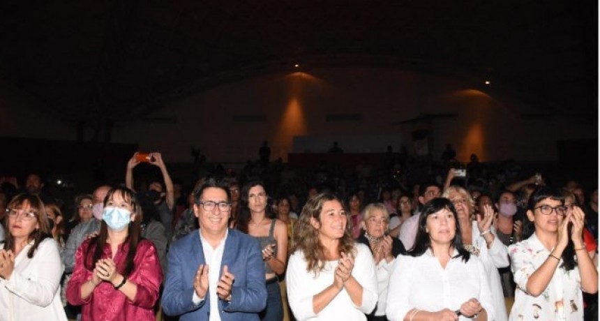 RADIOKTUBRE INFO..- “Hay muchas militantes que desde hace años llevan adelante la vocación de servicio con los principios justicialistas”  -Por Simón Suarez..Ver mas..