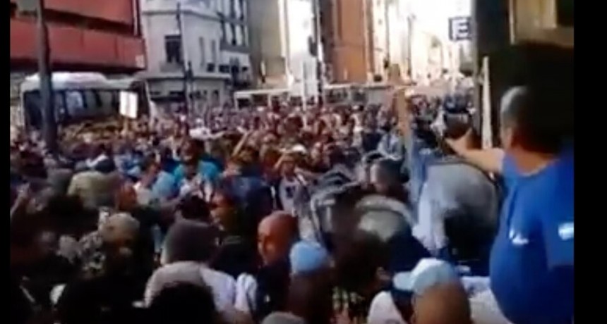 RADIOKTUBRE INFO..- La Policía de la Ciudad reprimió a excombatientes de Malvinas  -Por Simón Suarez..Ver mas..
