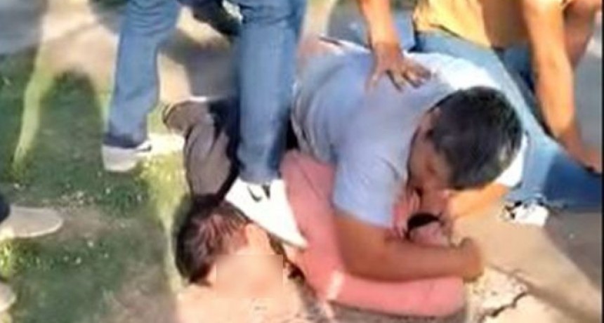 RADIOKTUBRE INFO..- Intentó arrebatar una cartera y los vecinos lo retuvieron hasta que llegó la Policía  -Por Simón Suarez..Ver mas..	