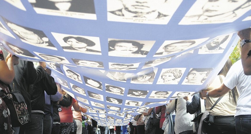 RADIOKTUBRE INFO..-  VOLVER A LA PLAZA-Día de la Memoria: La Plaza del reencuentro, de la memoria, la verdad y la justicia -Por Simón Suarez..Ver mas..	