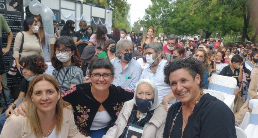 RADIOKTUBRE INFO..-  Cristina Kirchner participó del homenaje de una escuela secundaria a una joven desaparecida -Por Simón Suarez..Ver mas..	