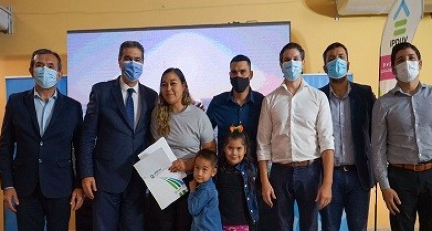 RADIOKTUBRE INFO..- Entregaron 20 viviendas de 