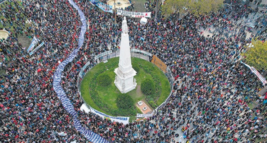 RADIOKTUBRE INFO..- EL DÍA QUE EL PUEBLO VOLVIÓ A LLENAR LA PLAZA.  -Por Simón Suarez..Ver mas..