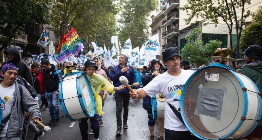 RADIOKTUBRE INFO..- Multitudinaria movilización de La Cámpora a Plaza de Mayo  -Por Simón Suarez..Ver mas..