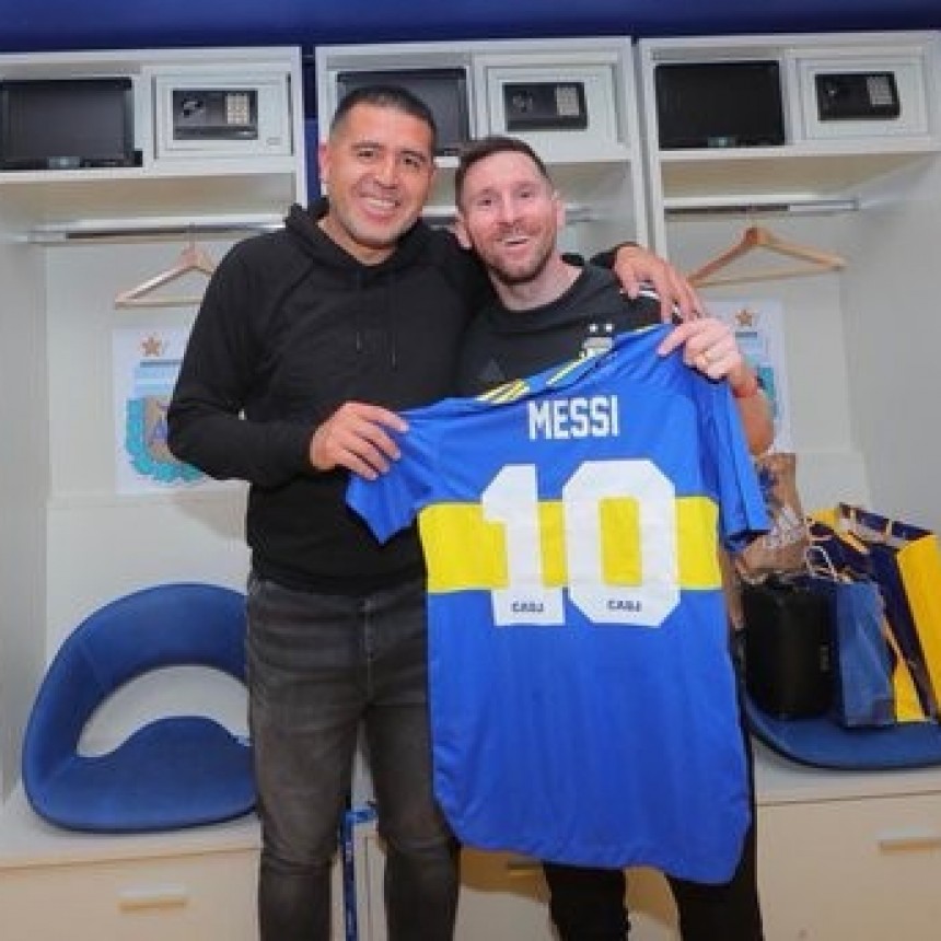 RADIOKTUBRE INFO..-  FUROR EN LAS REDES... Messi posó con una camiseta de Boca que le obsequió Riquelme-Por Simón Suarez..Ver mas..