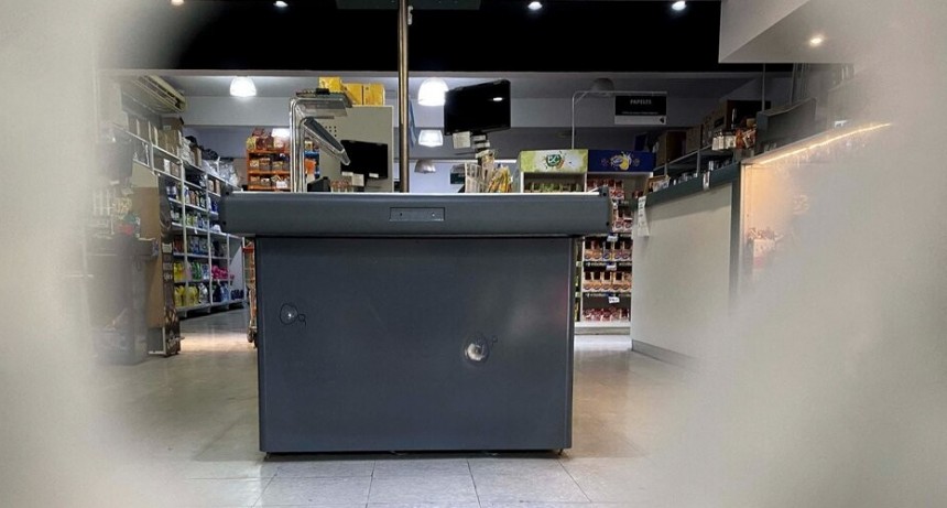 RADIOKTUBRE INFO…. Las 3 hipótesis sobre la balacera al supermercado del suegro de Messi  …Por Simón Suarez   Ver mas….