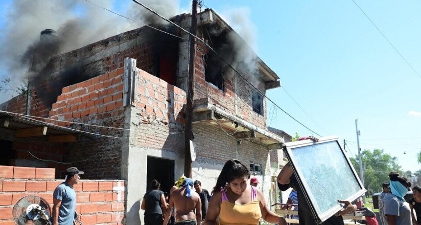 RADIOKTUBRE INFO…. Furia, piedrazos y fuego tras la muerte de Máximo  …Por Simón Suarez   Ver mas….