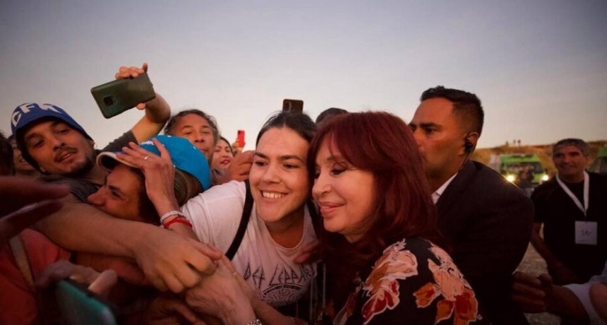RADIOKTUBRE INFO….“Sin pruebas pero sin dudas”, los insólitos fundamentos para proscribir a Cristina Kirchner   …Por Simón Suarez   Ver mas….