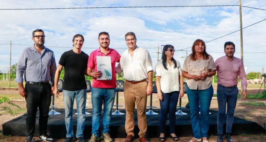 RADIOKTUBRE INFO…. Entregaron lotes con servicios para la construcción de viviendas a trabajadores del Insssep  …Por Simón Suarez   Ver mas….