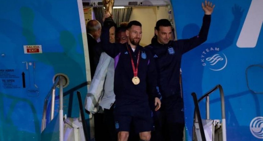 RADIOKTUBRE INFO…. Messi llegó a la Argentina para sumarse a la Selección de cara a los festejos por el título en el Mundial de Qatar  …Por Simón Suarez   Ver mas….